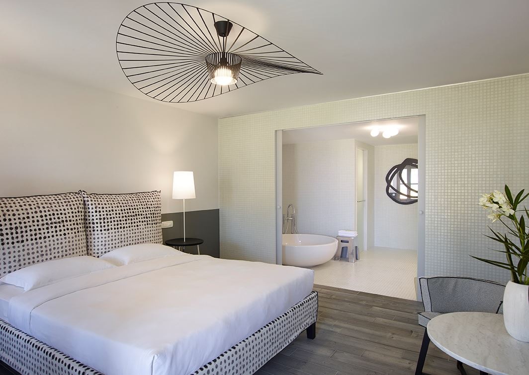 rooms-luxury-1-bedroom-suite-seaview