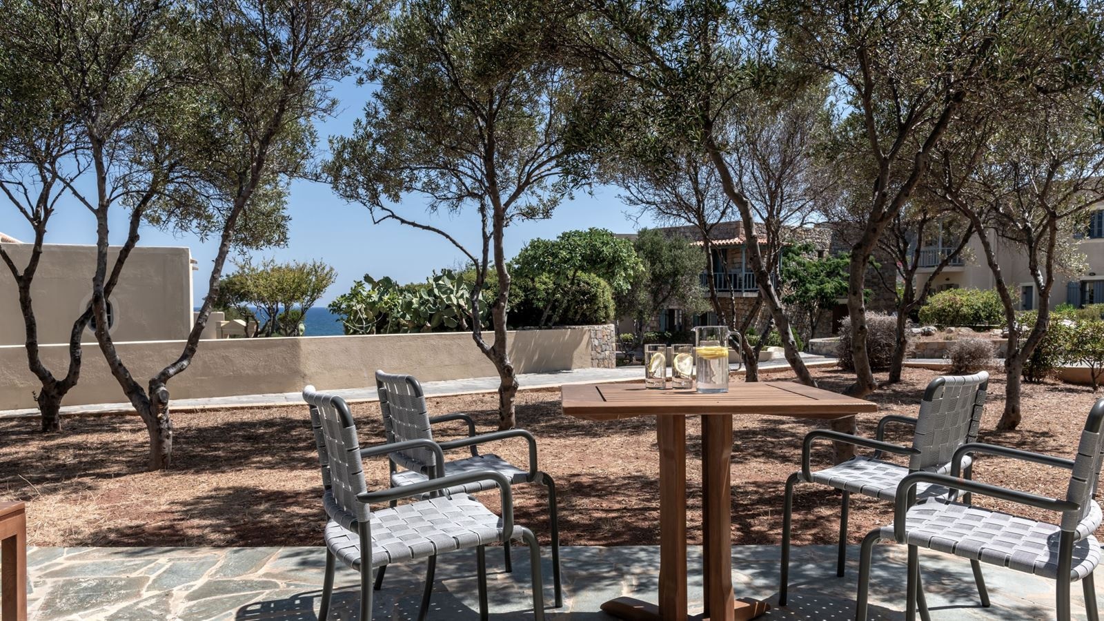 rooms-family-suite-garden-view
