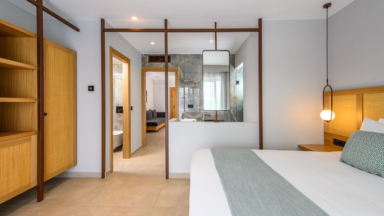 rooms-suite-family-sharing-pool