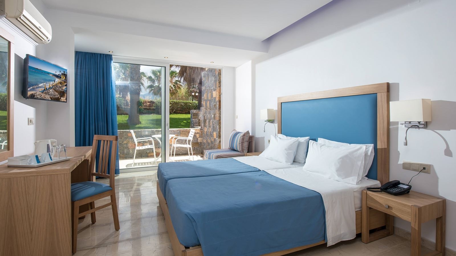 rooms-superior-triple-room-balcony-or-terrace