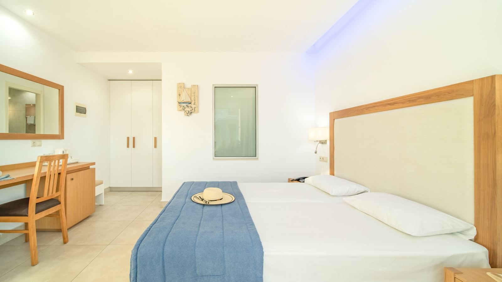 rooms-superior-triple-room-balcony-or-terrace