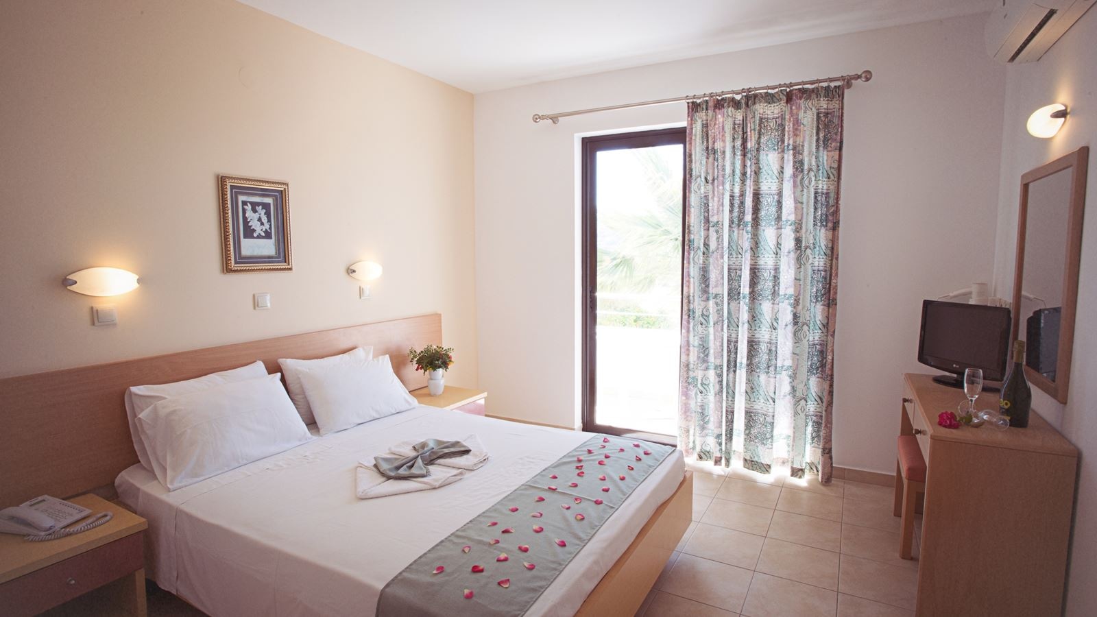 rooms-standard-twin--double-room-pool-view-with-balcοny