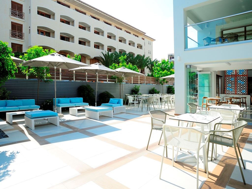 bars-aqua-pool-bar