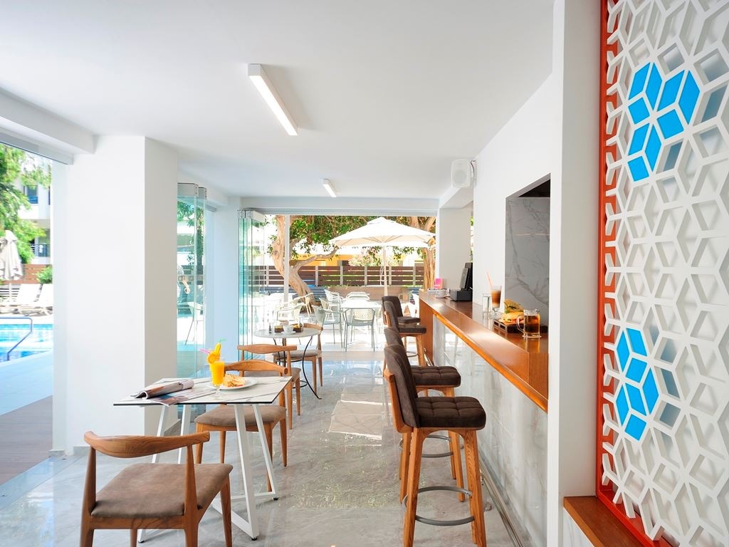 bars-aqua-pool-bar