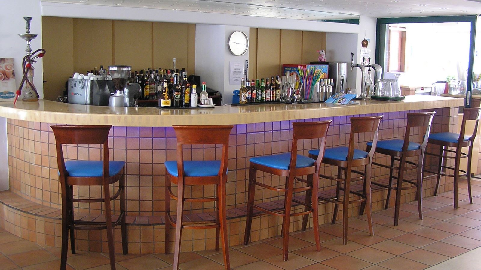 bars-main-pool-bar