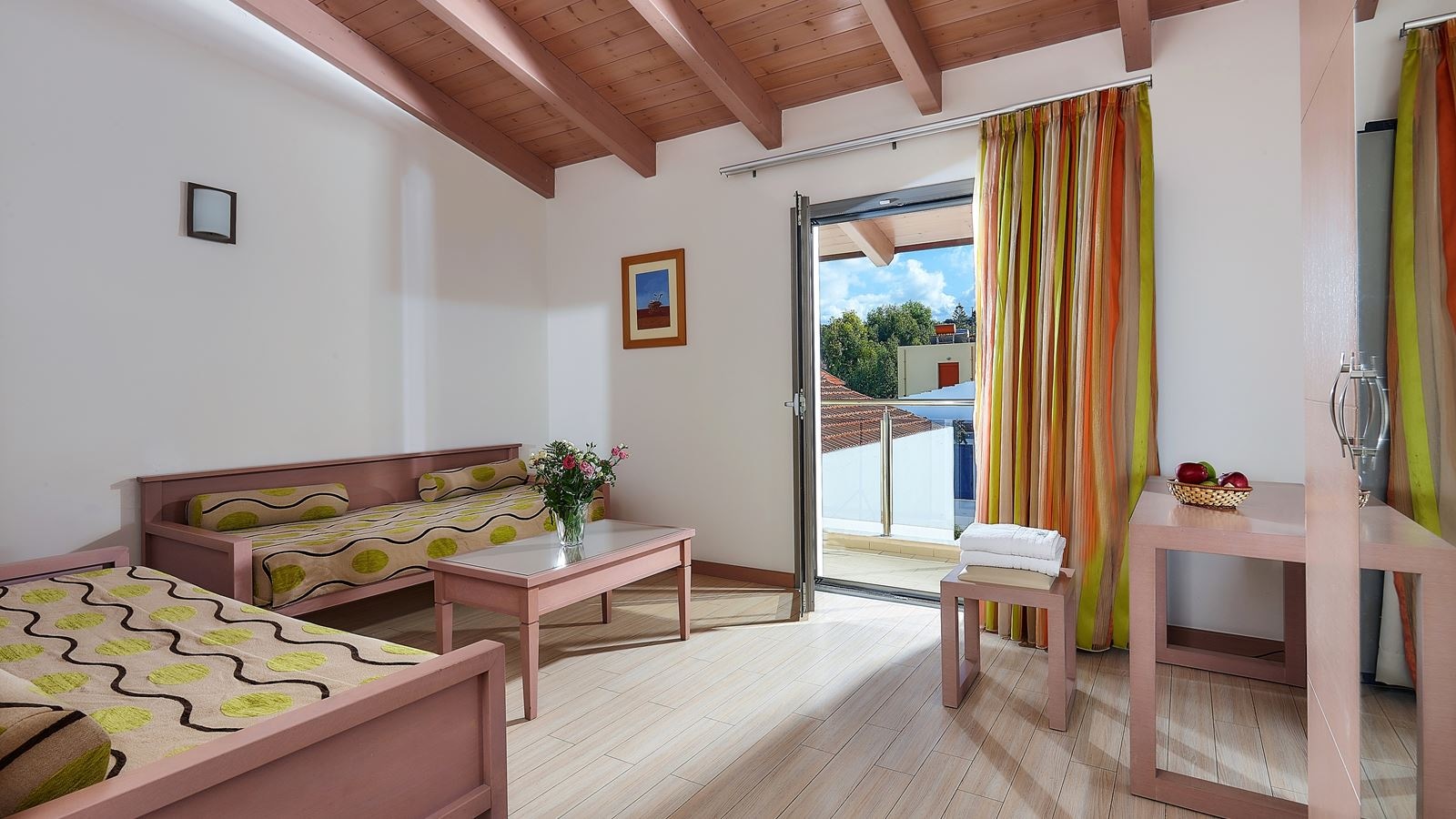 rooms-suite-family-pool-view