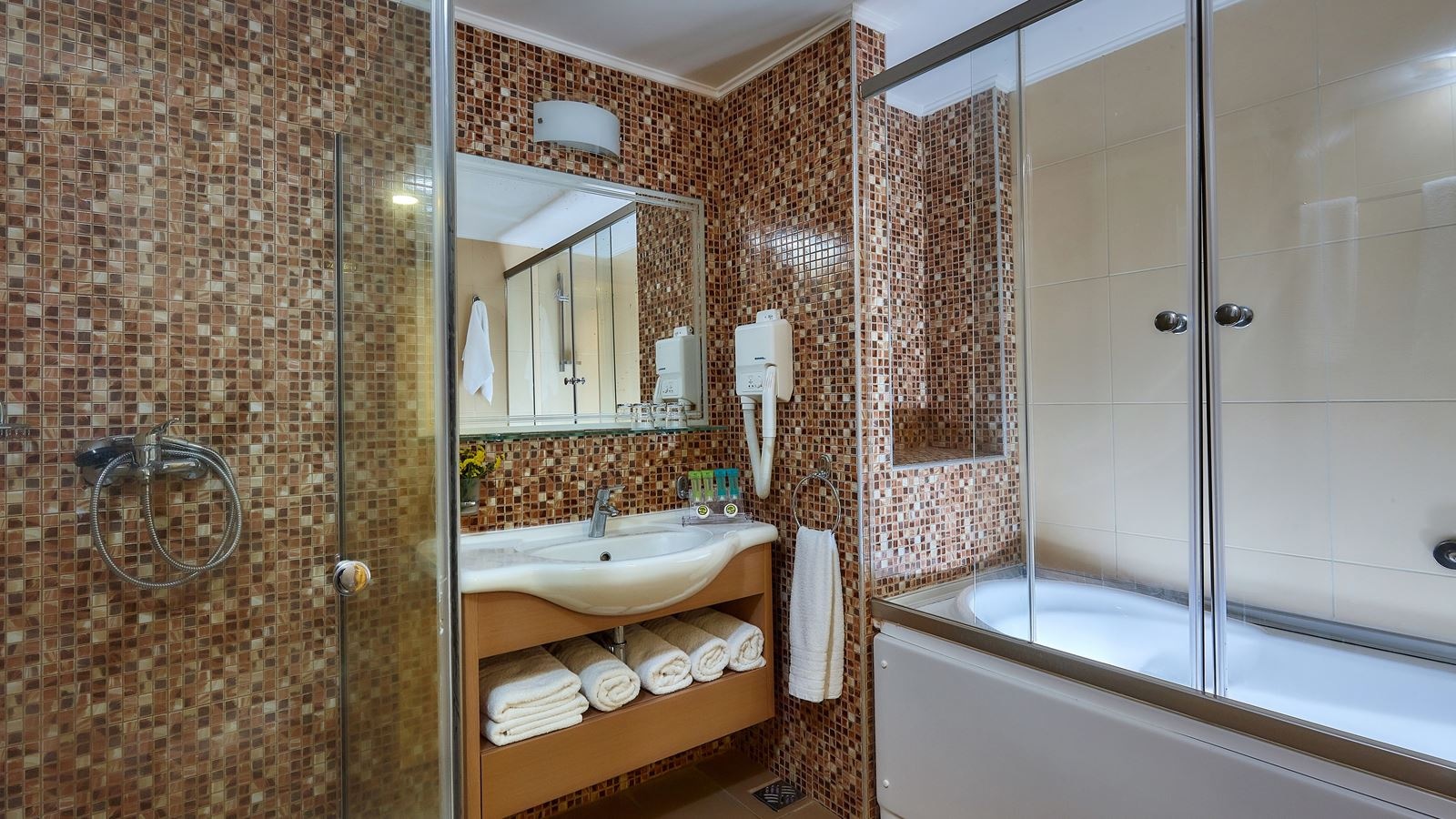 rooms-suite-family-pool-view