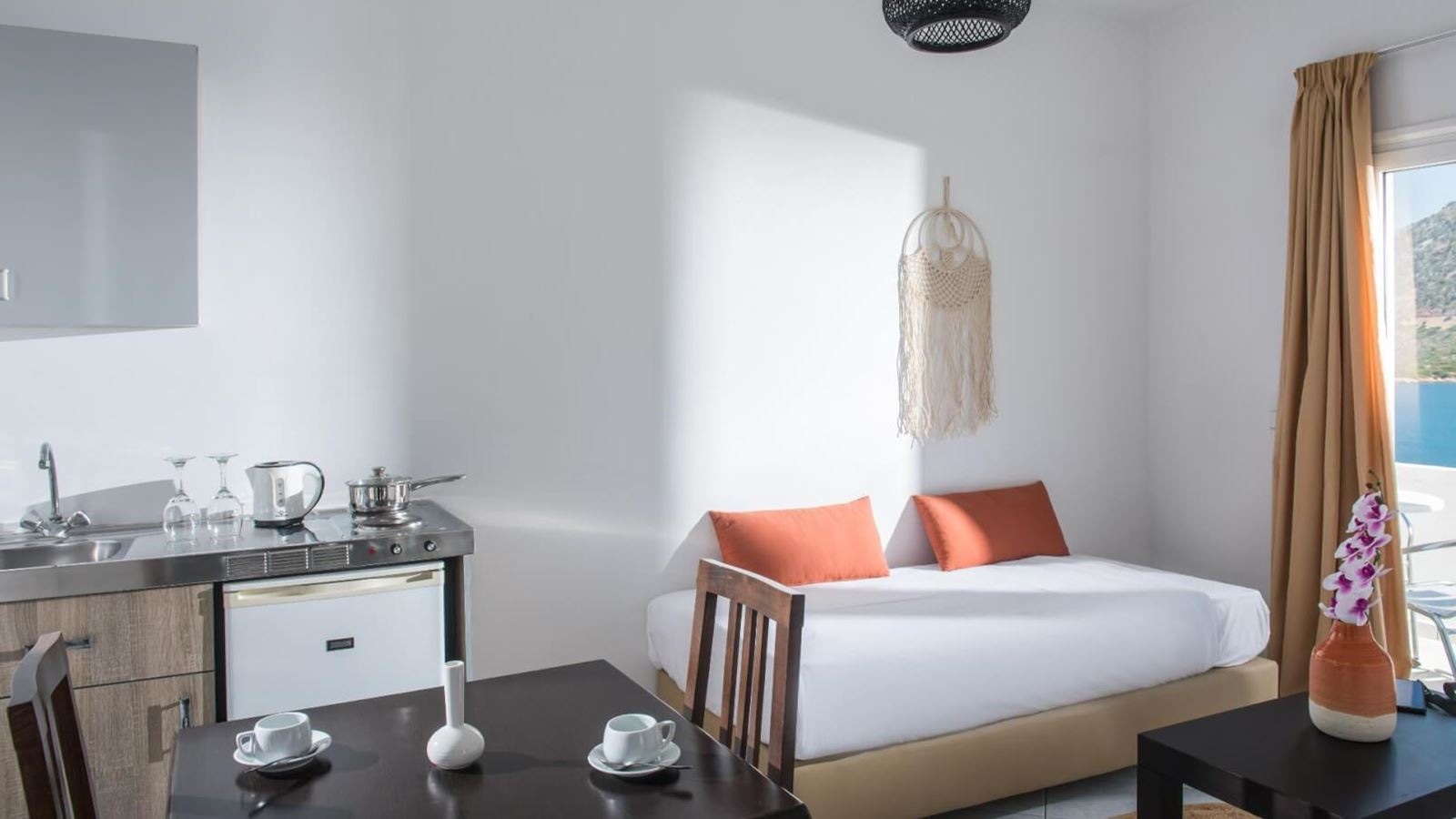 rooms-apartment-standard-sea-view-balcony-or-terrace