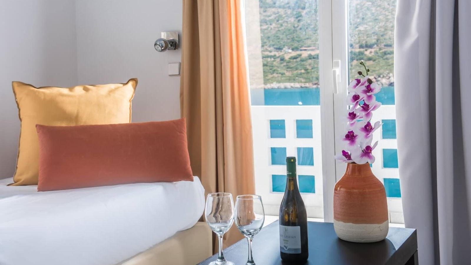 rooms-apartment-standard-sea-view-balcony-or-terrace