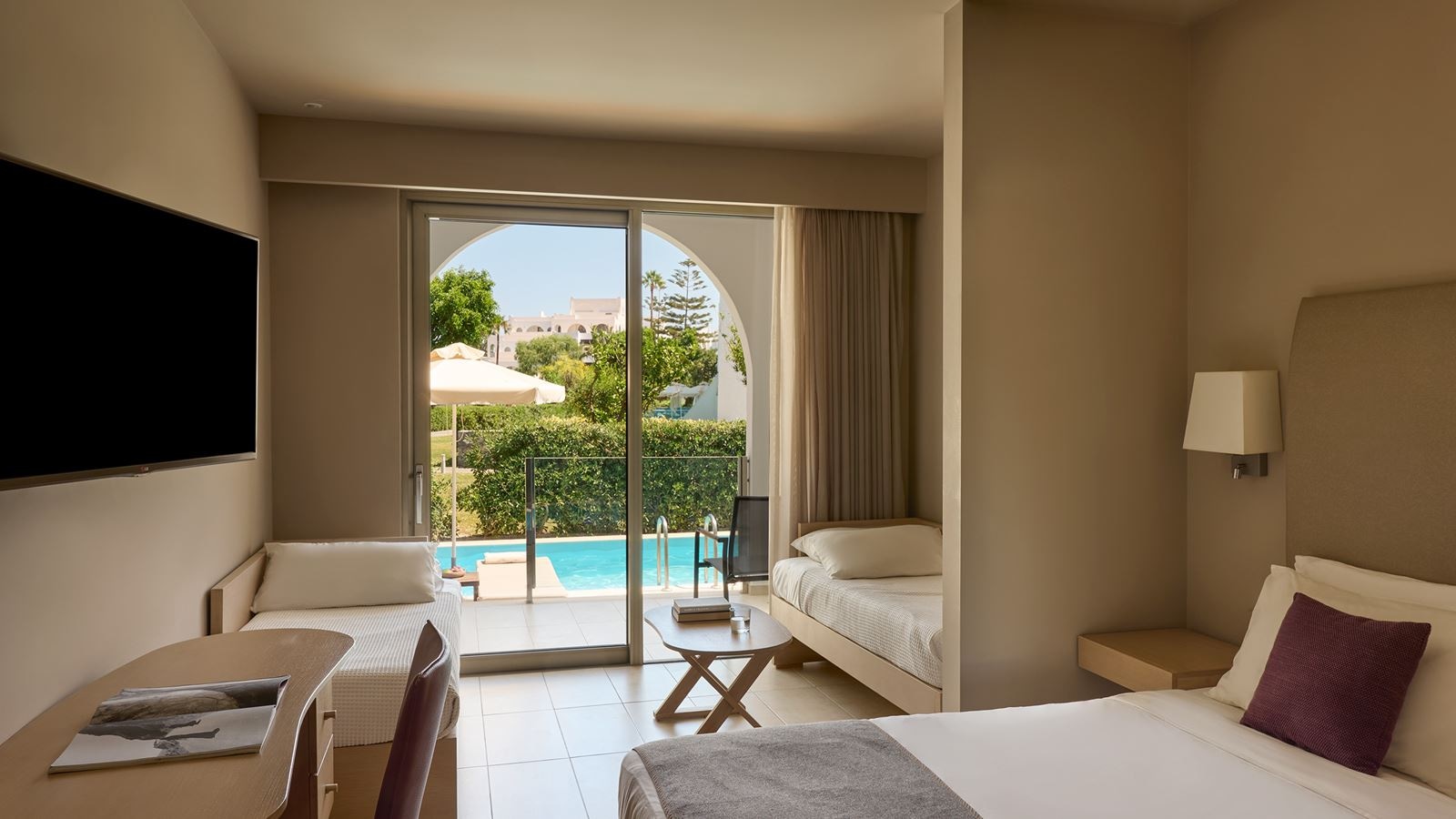 rooms-family-room-swim-up-inland-view