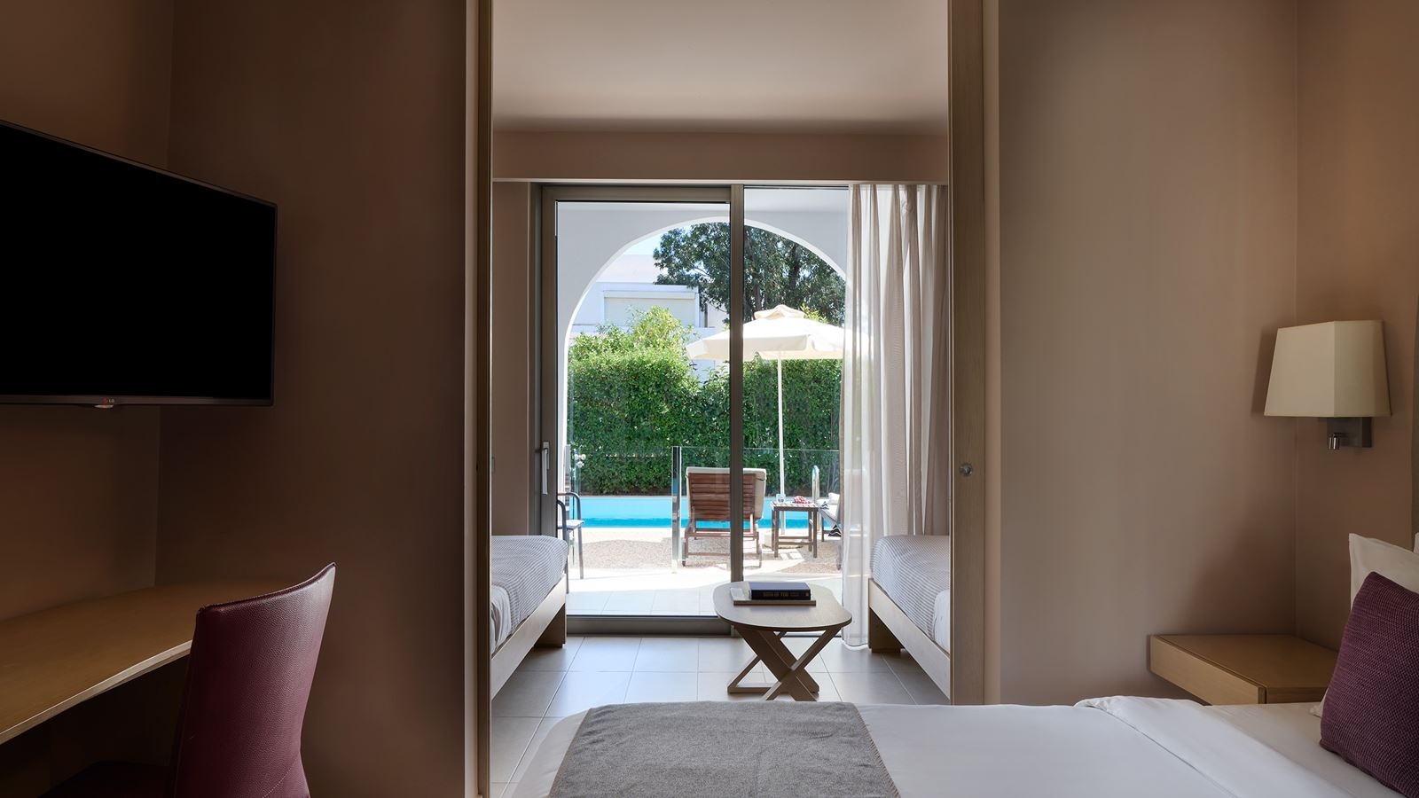 rooms-family-room-swim-up-inland-view