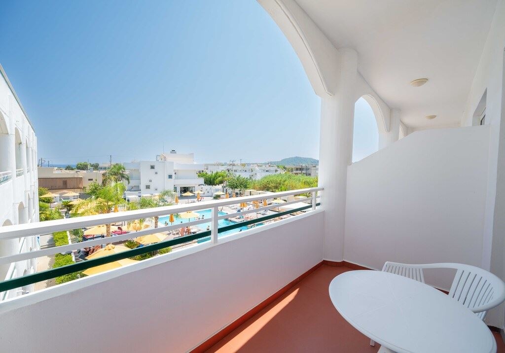 rooms-king-double-pool-view