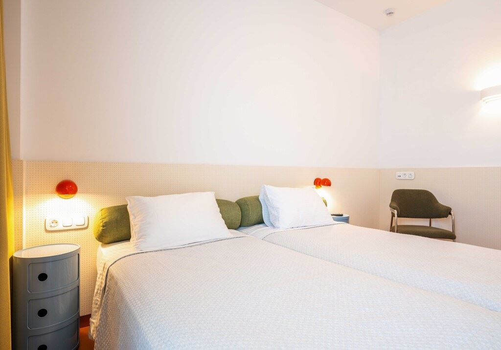 rooms-king-double-pool-view