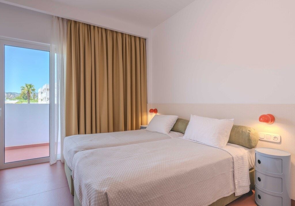 rooms-king-double-pool-view