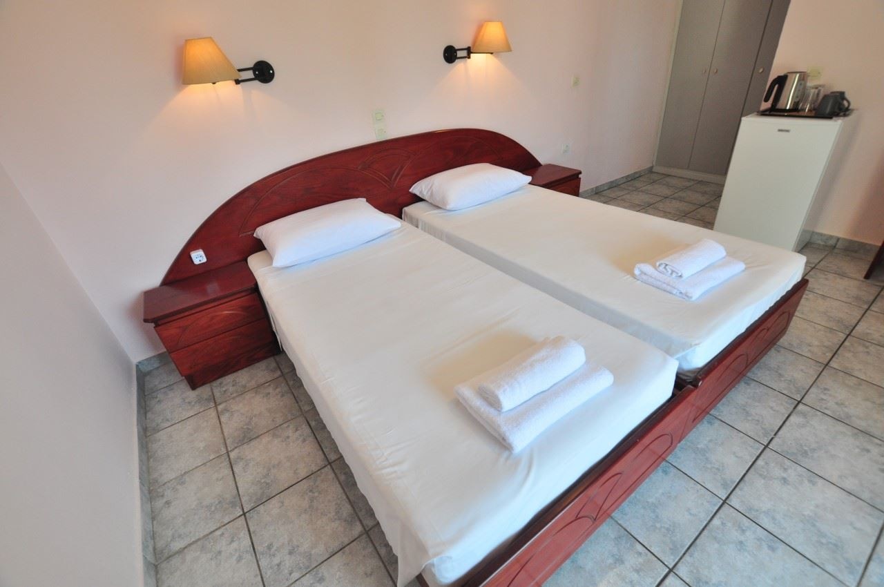rooms-twin-room