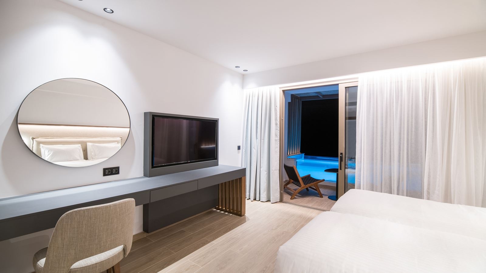 rooms-dazzling-blue-outdoor-jacuzzi-sea-view