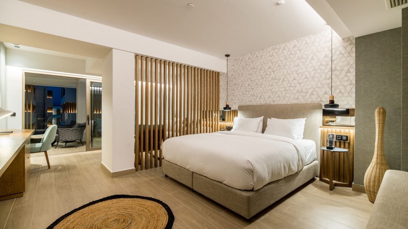 rooms-azure-junior-suite-outdoor-jacuzzi-internal-view