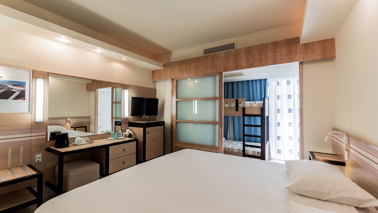 rooms-family--room-side-seaview-balcony