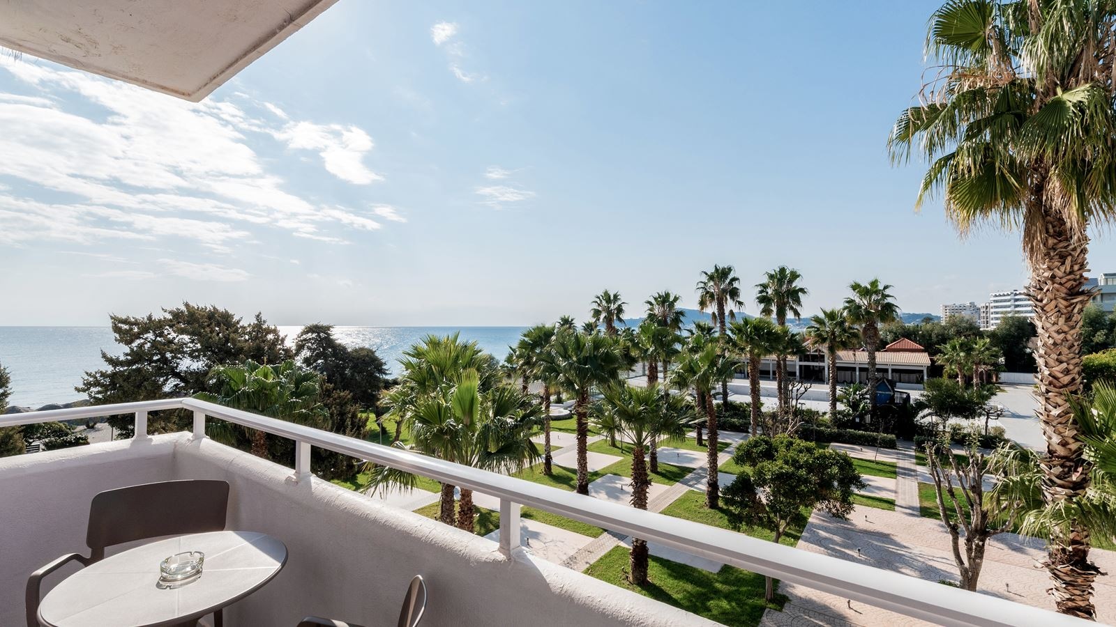 rooms-family--room-side-seaview-balcony