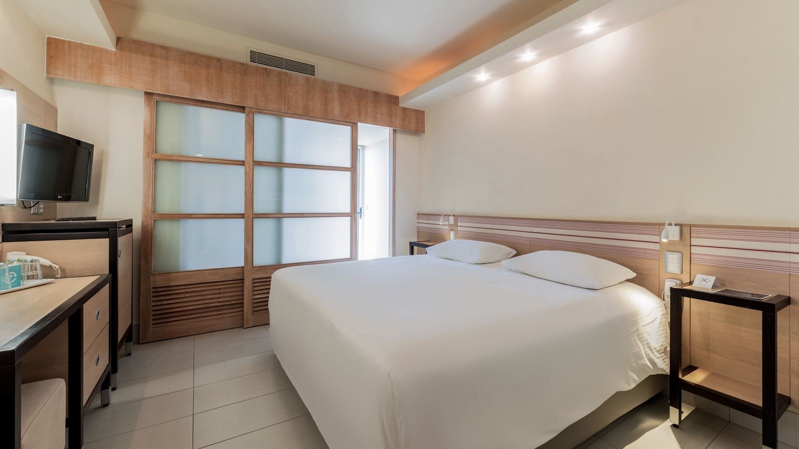 rooms-family--room-side-seaview-balcony