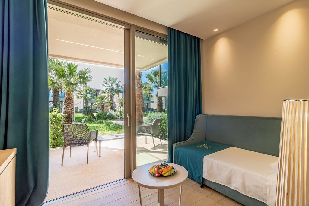 rooms-family-room-garden-view