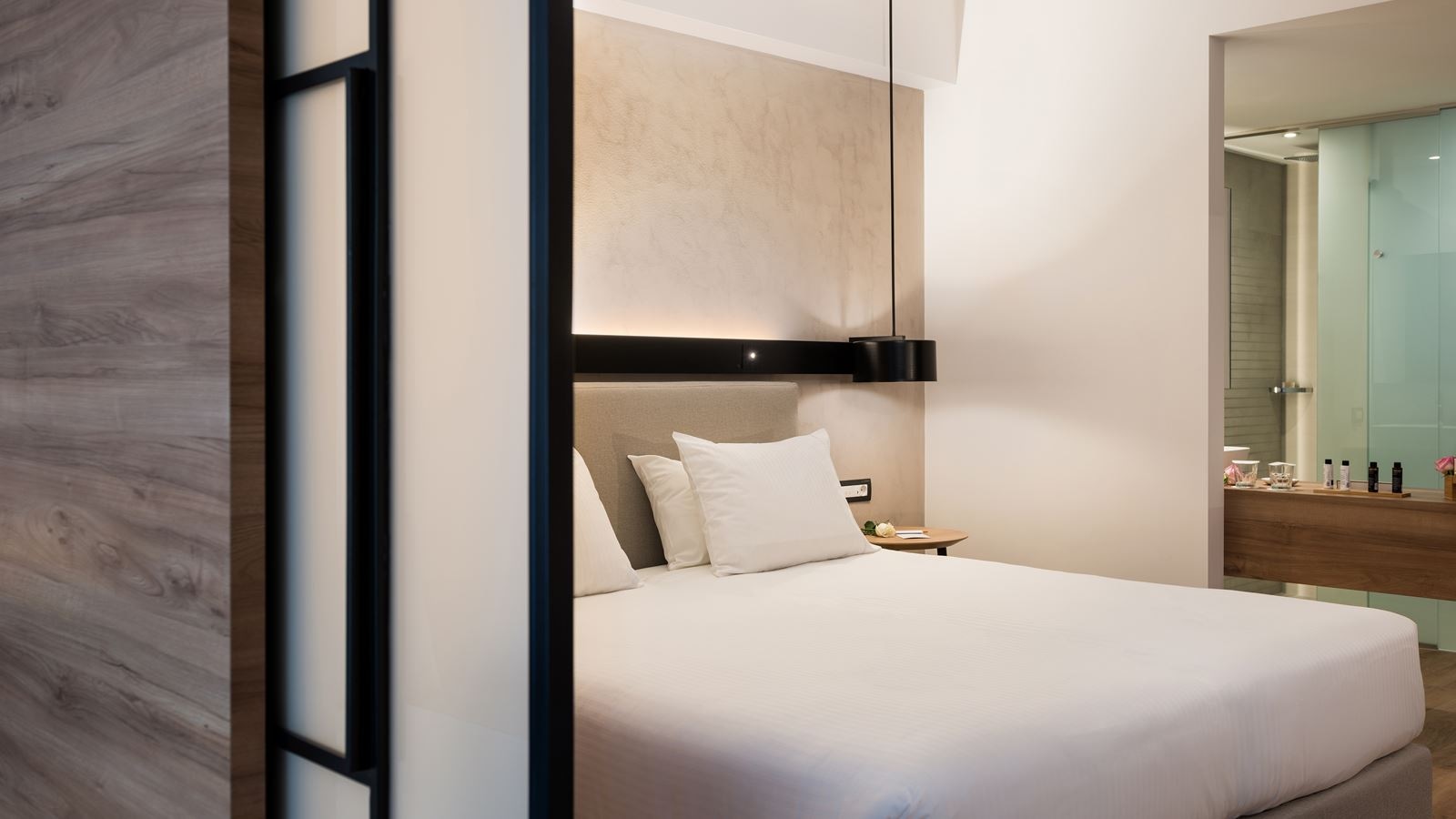rooms-junior-suite-sharing-pool
