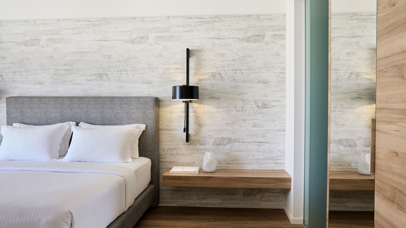 rooms-family-suite-sharing-pool