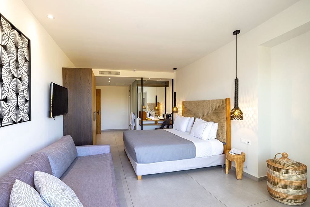 rooms-deluxe-room-balcony