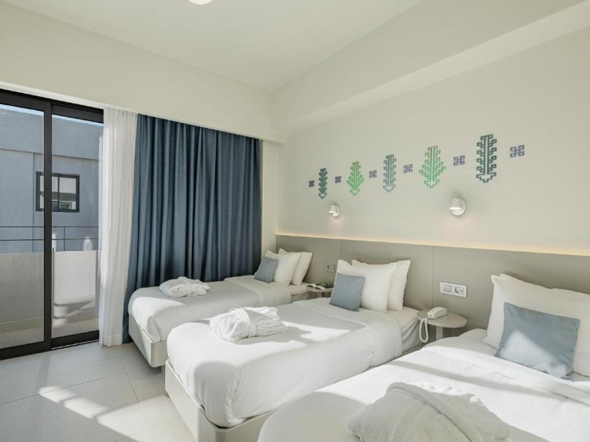 rooms-triple-room-balcony-standard