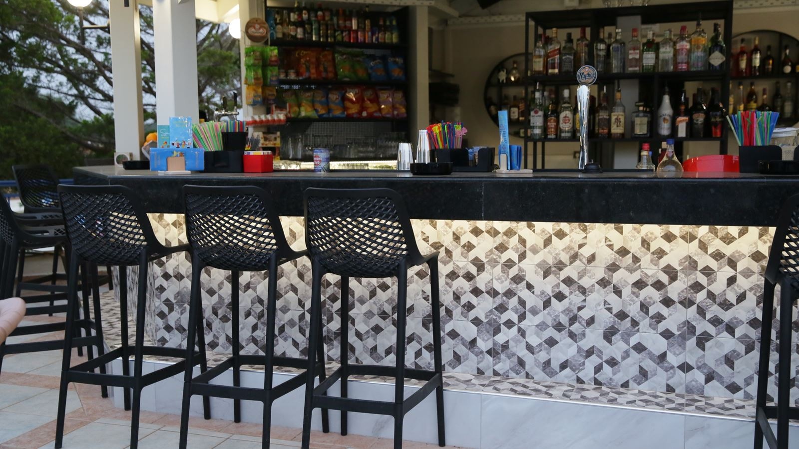 restaurants-pool-snack-bar