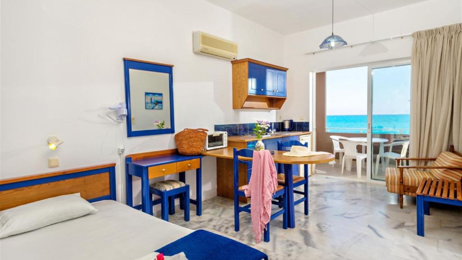 rooms-studio-side-sea-view-2-pax