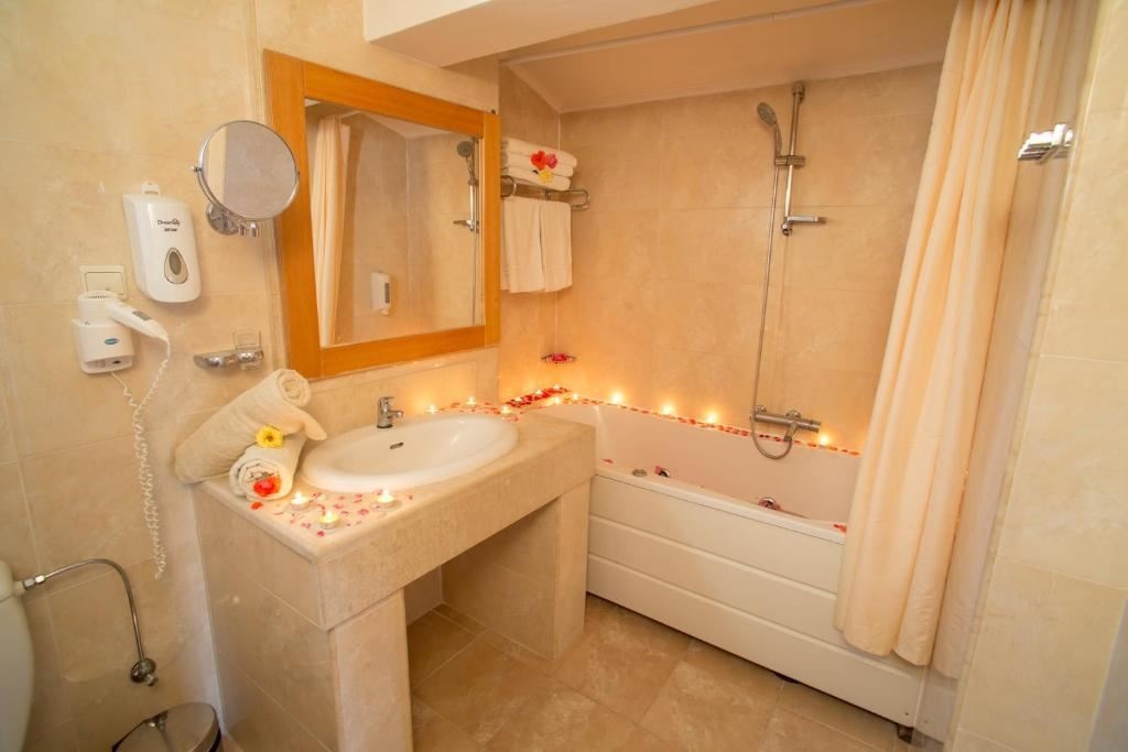 rooms-superior-family-room-sharing-pool