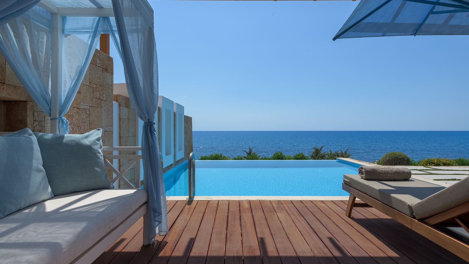 rooms-ambassador-beach-villa-sv-with-pool-3-bedrooms-maisonette--signature-collection