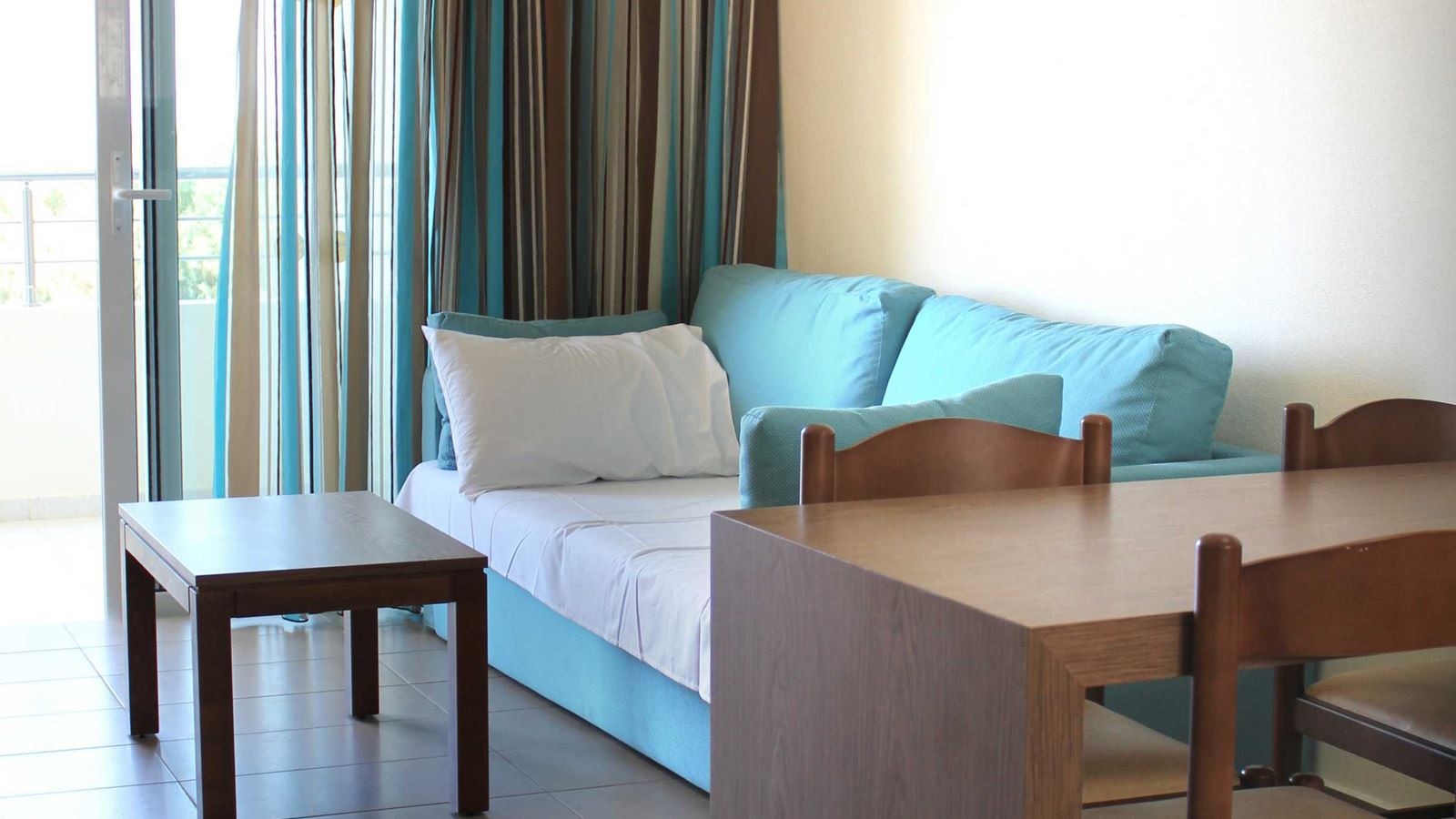 rooms-family-room-1-bedroom-with-balcony
