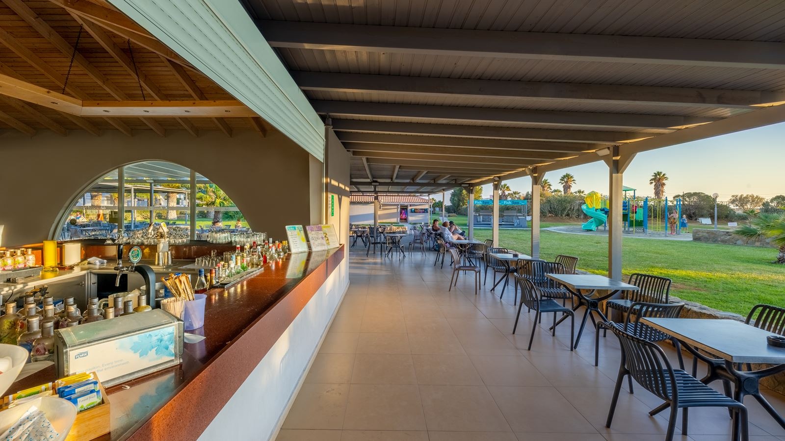 bars-main-pool-bar