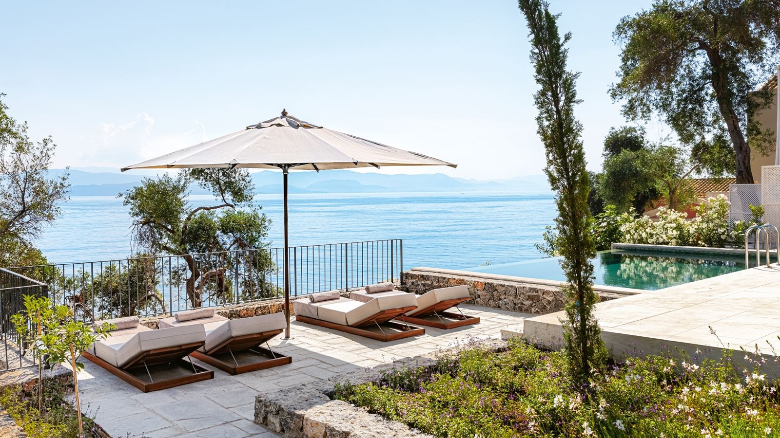 rooms-palazzo-di-lago-private-pool-on-the-rocs