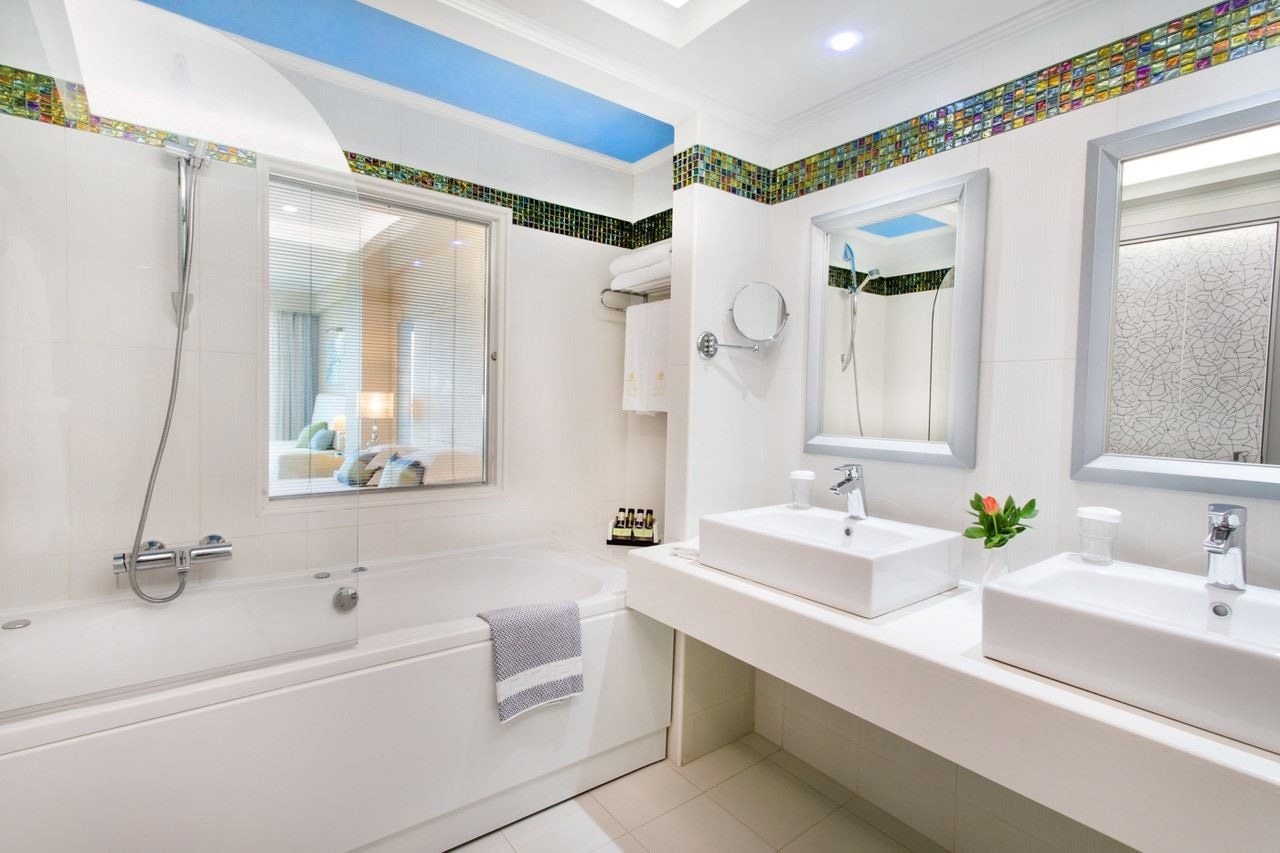 rooms-superior-suite-side-sea-view