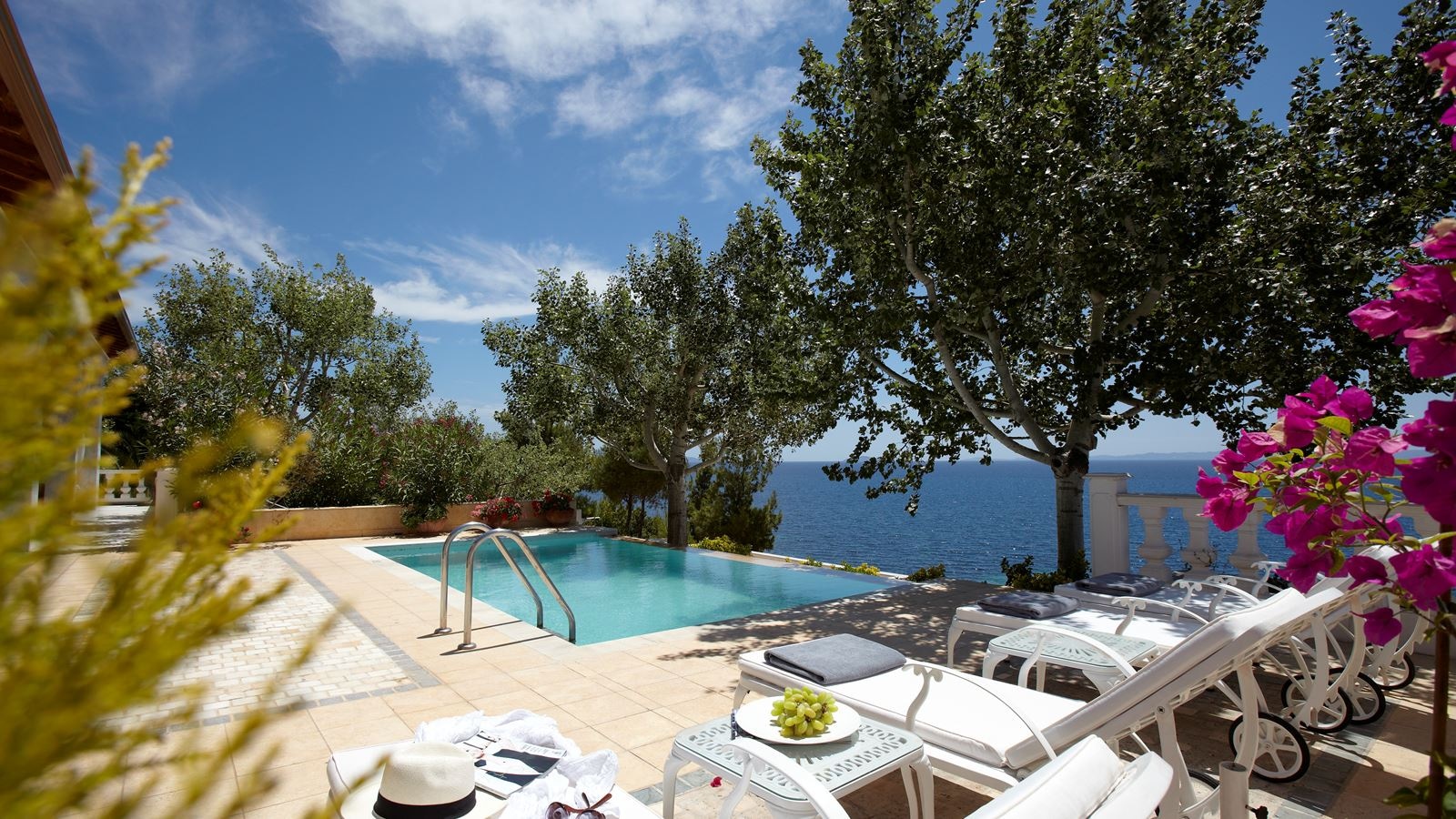 rooms-white-villa