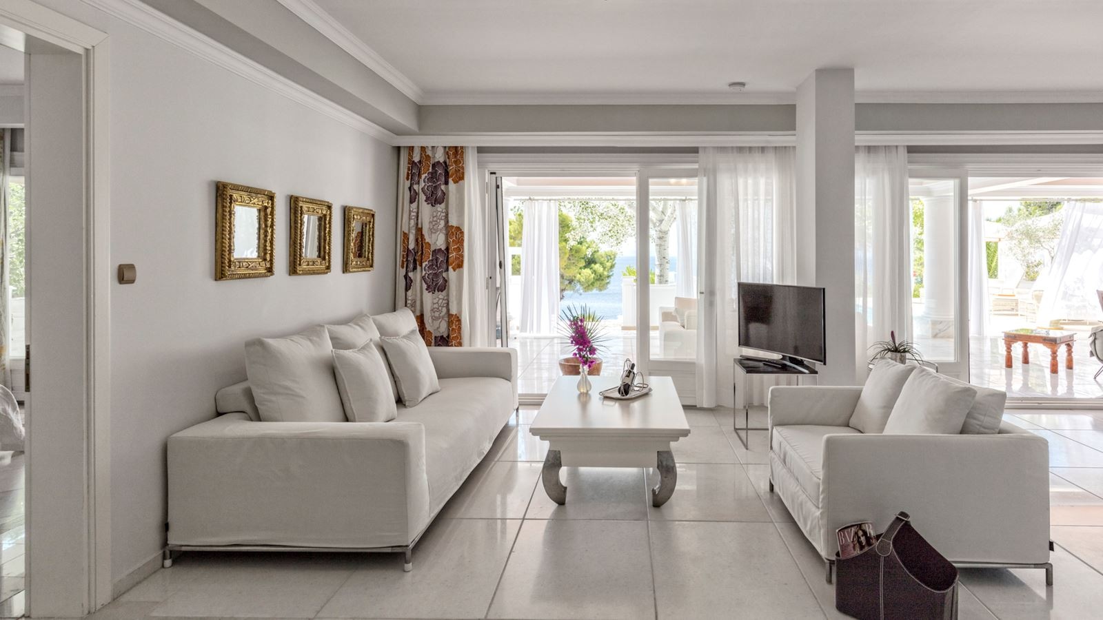 rooms-white-villa