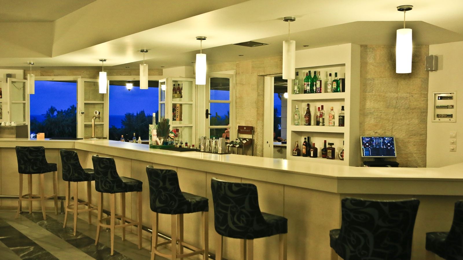 bars-main-bar