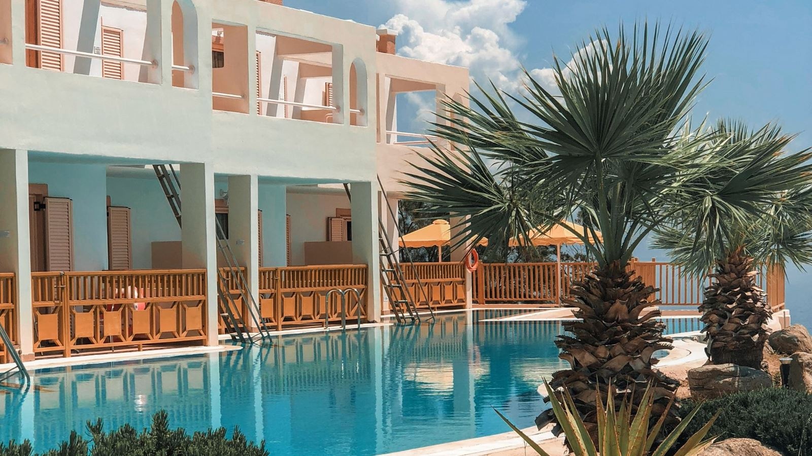 rooms-superior-twin-sharing-pool