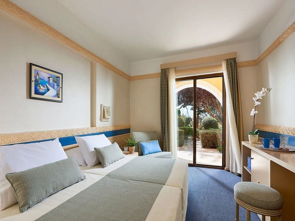 rooms-room-mainbuilding-double-gardenview-balcony-or-terrace