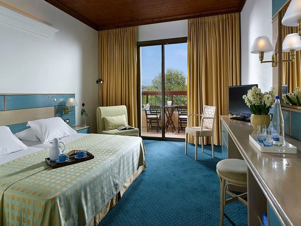 rooms-room-mainbuilding-double-gardenview-balcony-or-terrace