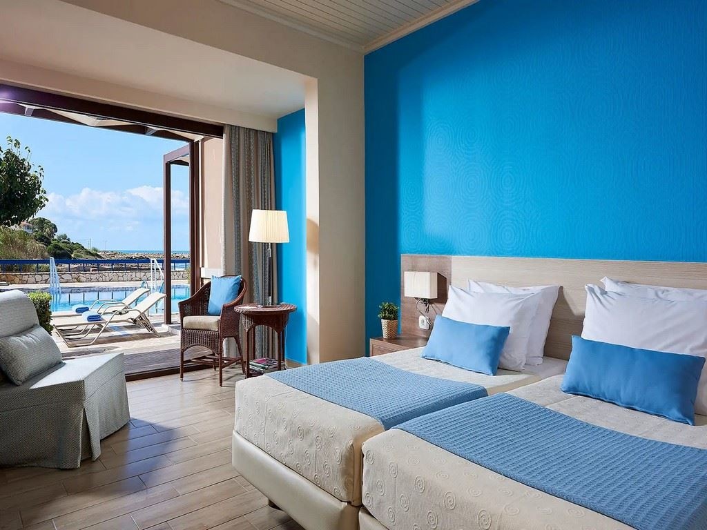 rooms-bungalow-double-seafront-swimup