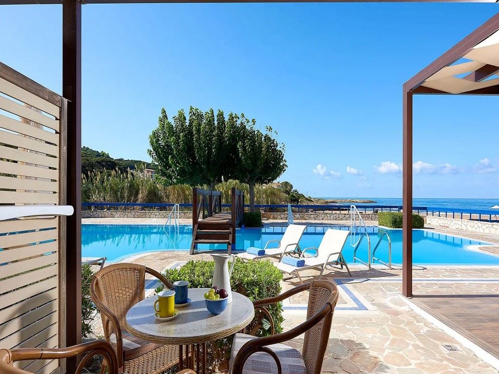 rooms-bungalow-double-seafront-swimup