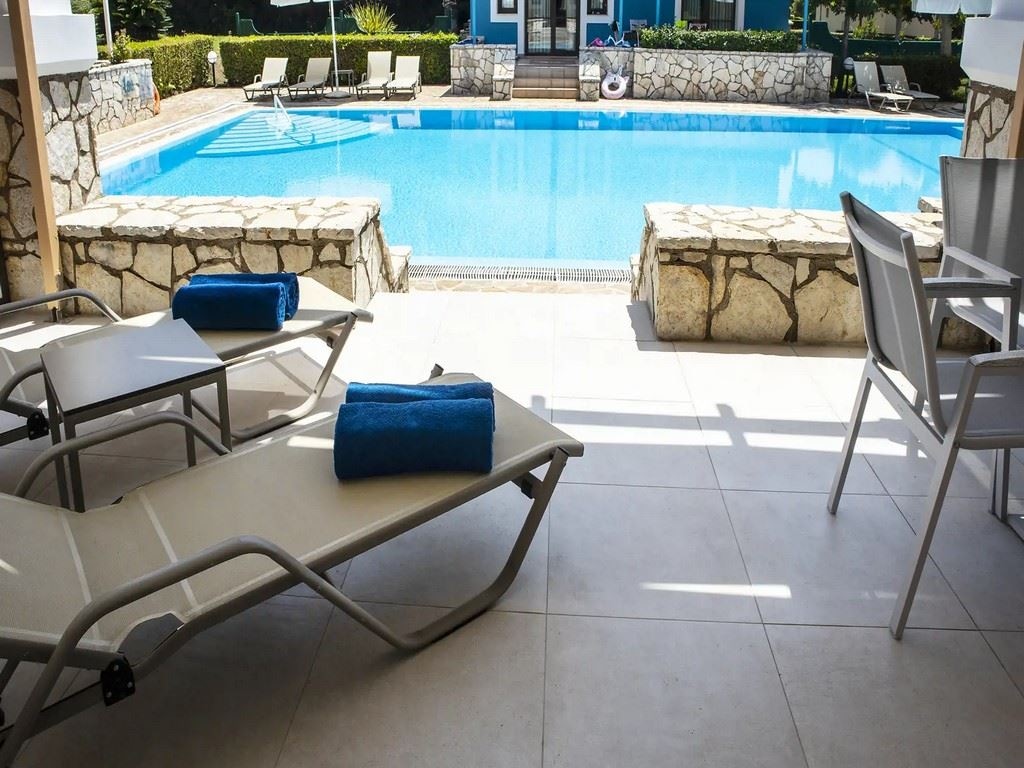 rooms-apartment-family-sharedpool