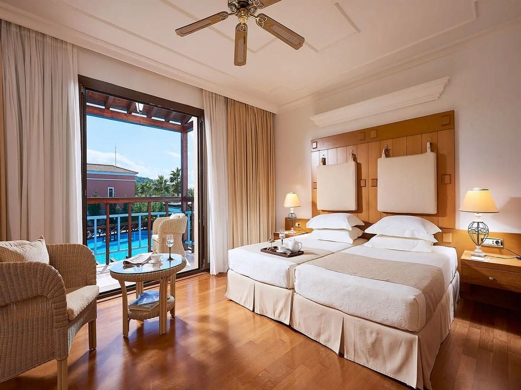 rooms-maisonette-family-sharedpool