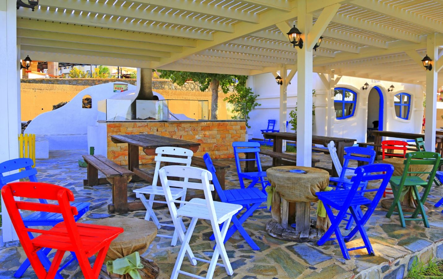 restaurants-burger-and-pizza-house-snack-restaurant
