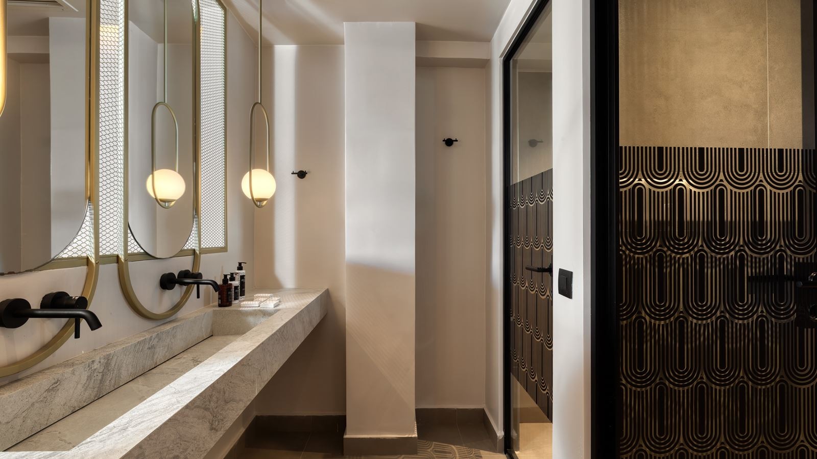 rooms-ivory-gold-suite-seaview-individual-pool
