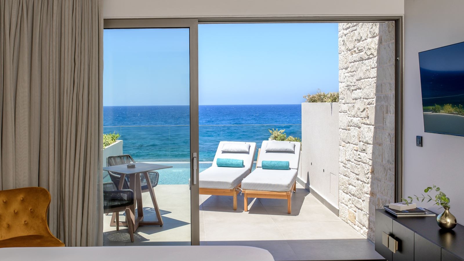 rooms-ivory-gold-suite-seaview-individual-pool